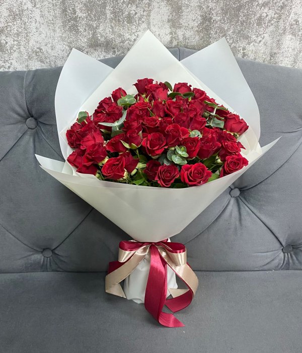 Букет из 21 красных кустовых роз Мирабель с эвкалиптом #4466