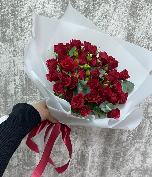 Букет из 11 красных кустовых роз с эвкалиптом (40 см) #4441