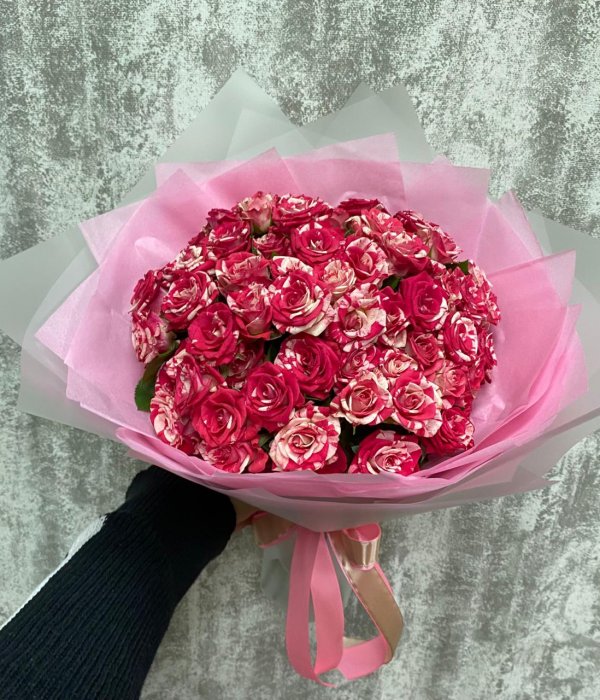 Букет из 19 двухцветных кустовых роз в розовой пленке ( 40 см) #4504