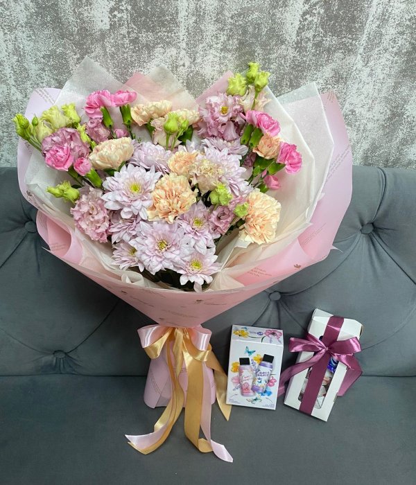 Букет с хризантемами, гвоздикой и эустомой* #4516