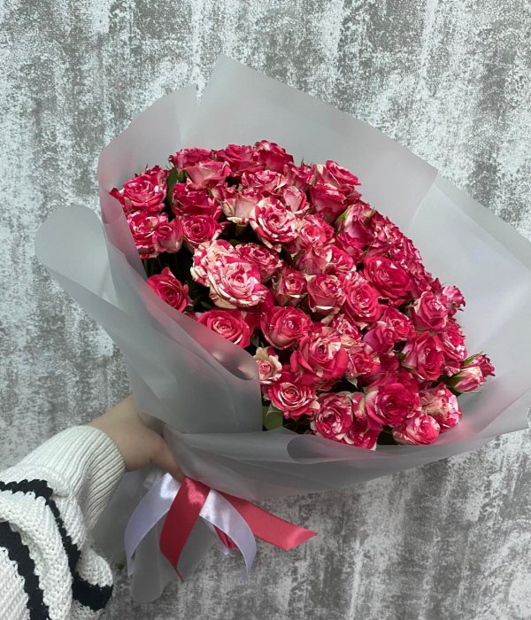 Букет из 19 кустовых роз Фамрфокс в матовой пленке (45 см ) #4510