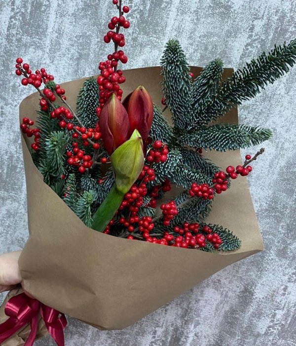 Интерьерный букет с нобилисом , илексом и красным амариллисом #4538