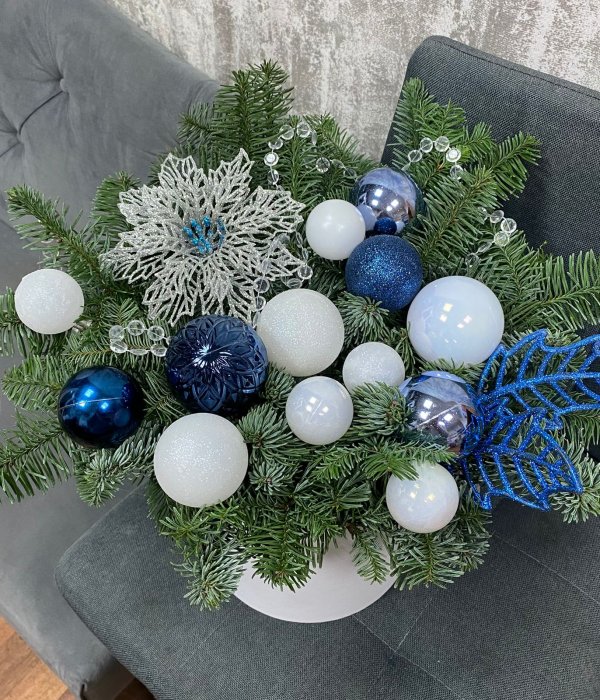 Новогодняя композиция с нобилисом и елочными игрушками #4522