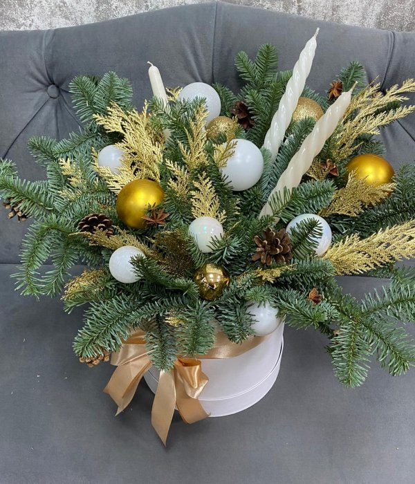 Новогодняя композиция с нобилисом и елочными игрушками #4521
