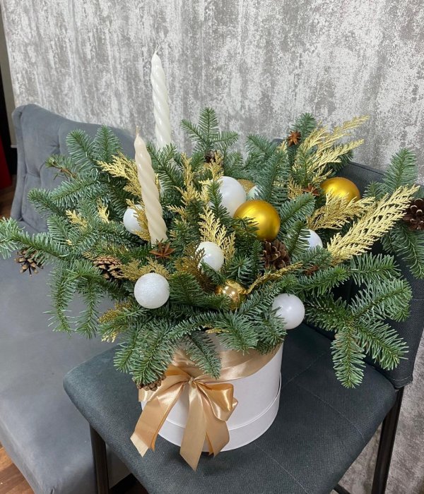 Новогодняя композиция с нобилисом и елочными игрушками #4521