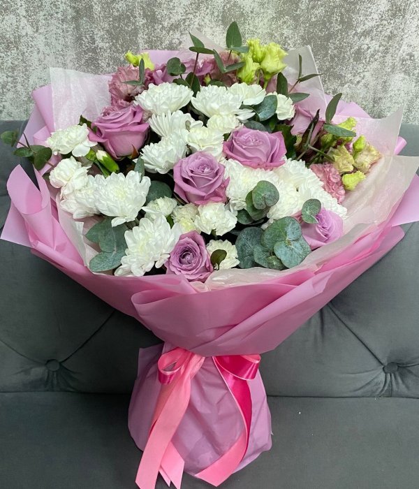 Микс-букет с розами Маритим, диантусом, хризантемой и розовой эустомой #4526