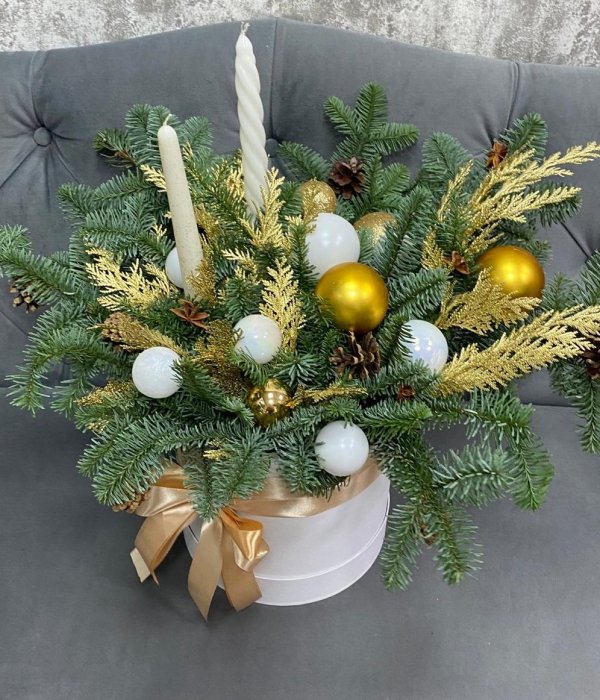 Новогодняя композиция с нобилисом, свечами и елочными игрушками #4521