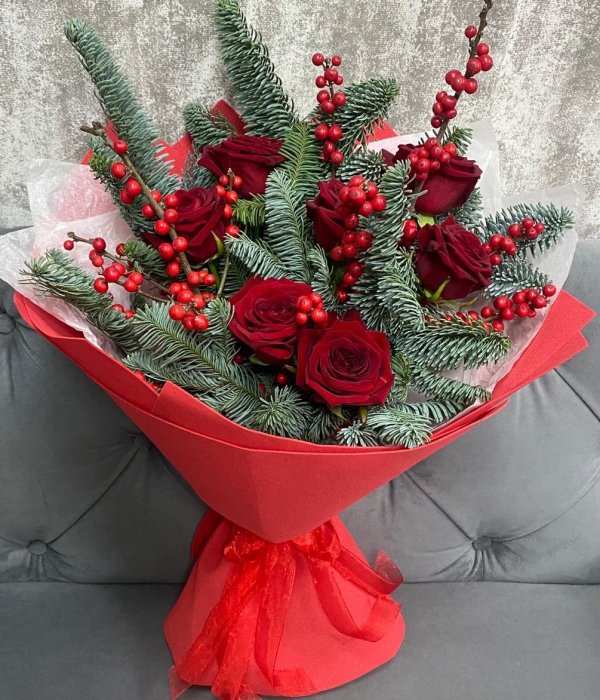 Зимний букет с нобилисом, илексом и красными розами #4519