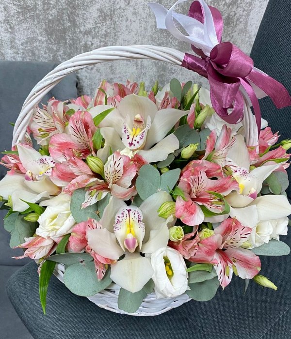 Корзина с белыми орхидеями и альстромерией #4069