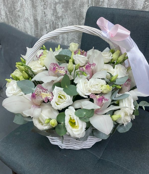 Корзина с 7 орхидеями и эустомой #1911