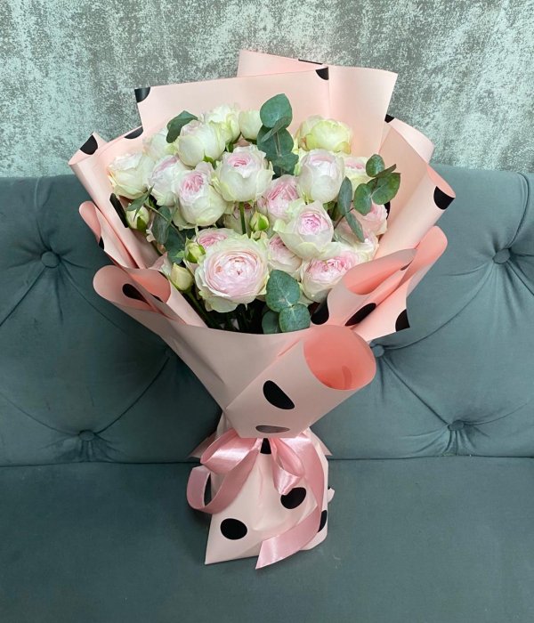 Букет из 5 пионовидных кустовых роз Дедикейшн с эвкалиптом (45 см) #4470