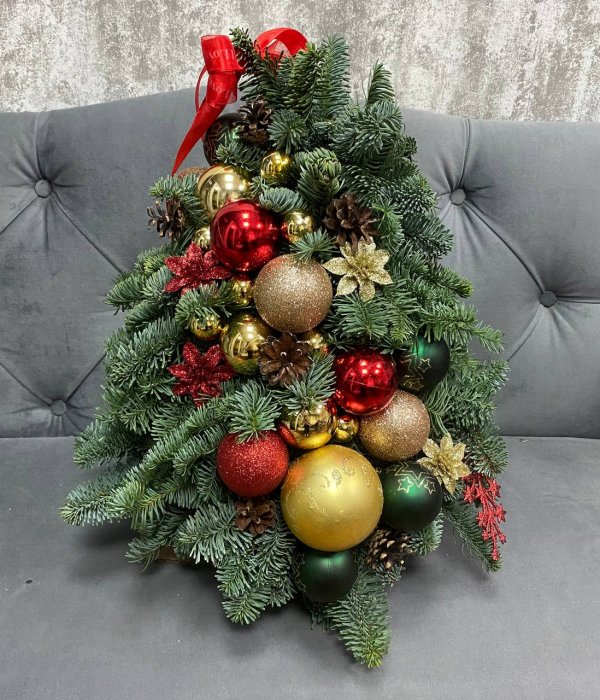 Новогодняя композиция  из нобилиса с елочными игрушками #4518