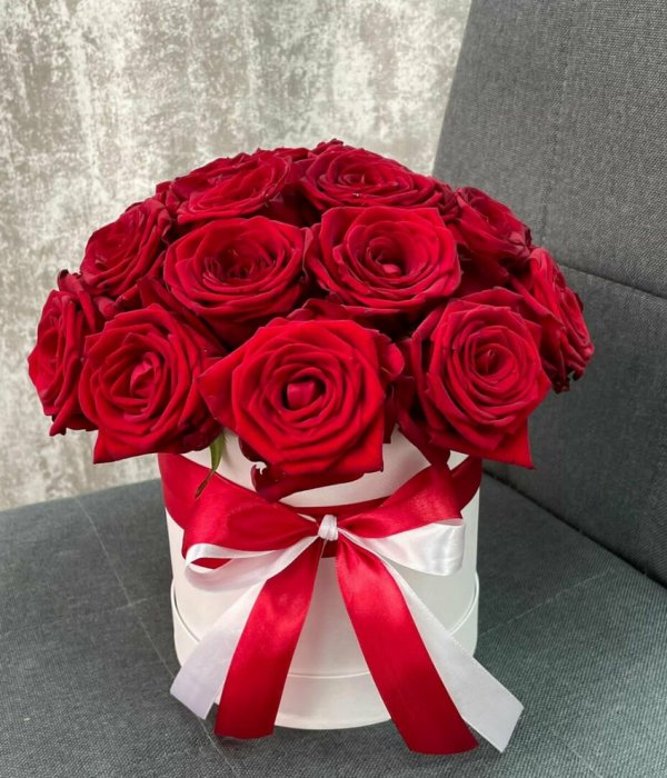 Красные розы в шляпной коробке ( 25 шт ) #1793