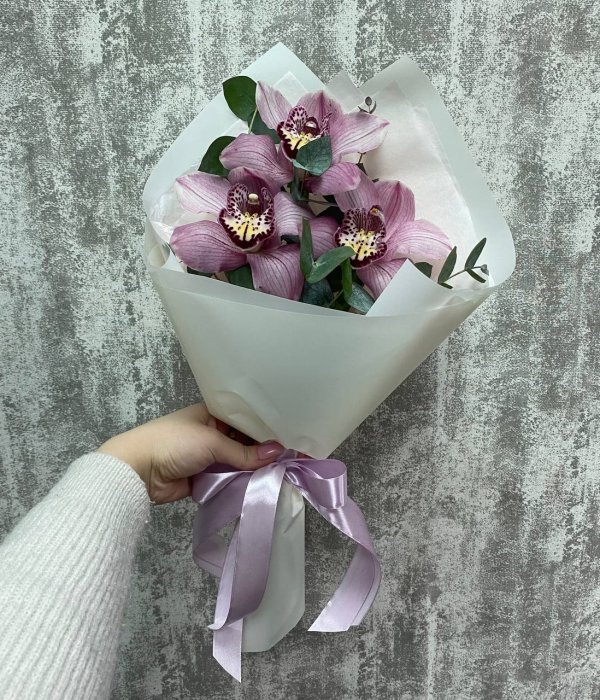 Букет из 3 розовых орхидей с эвкалиптом #4529