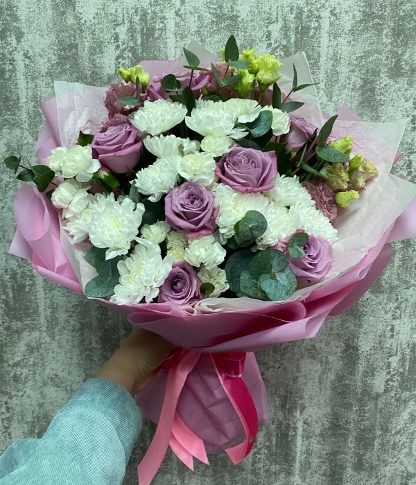 Микс-букет из кустовых хризантем, роз Маритим  и розовой эустомы #1529