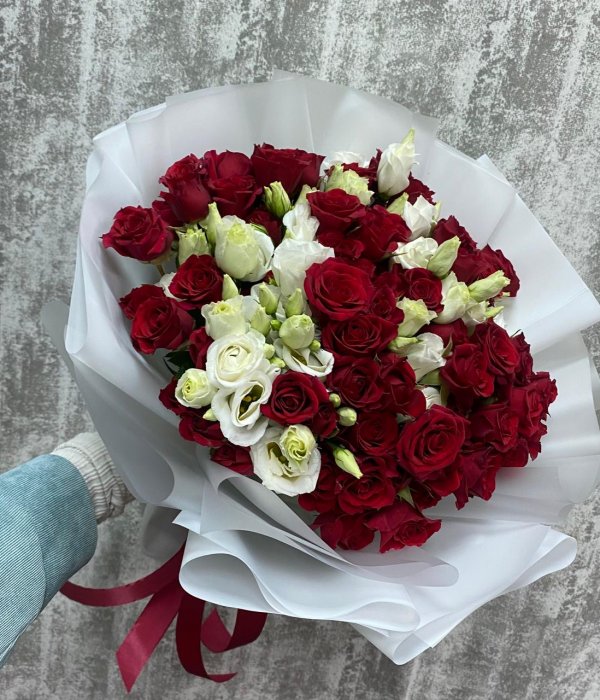 Микс из красных кустовых роз и белых эустом (35 шт) #1751