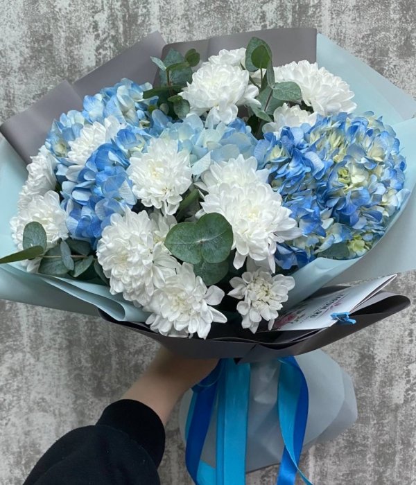 Букет из синих  гортензий и белой хризантемы #992