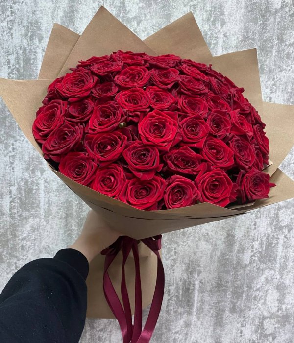 Букет из 51 красной розы в крафте (50 см ) #4551