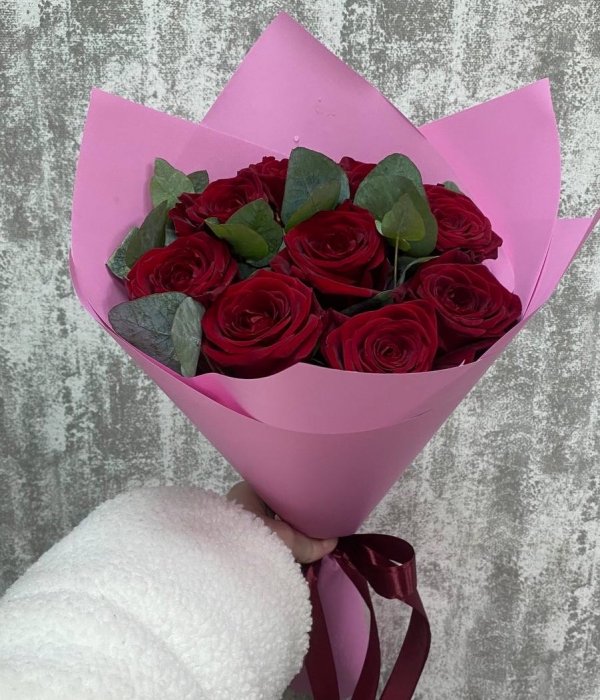 Букет из 9 красных роз в розовой пленке (50 см) #2677