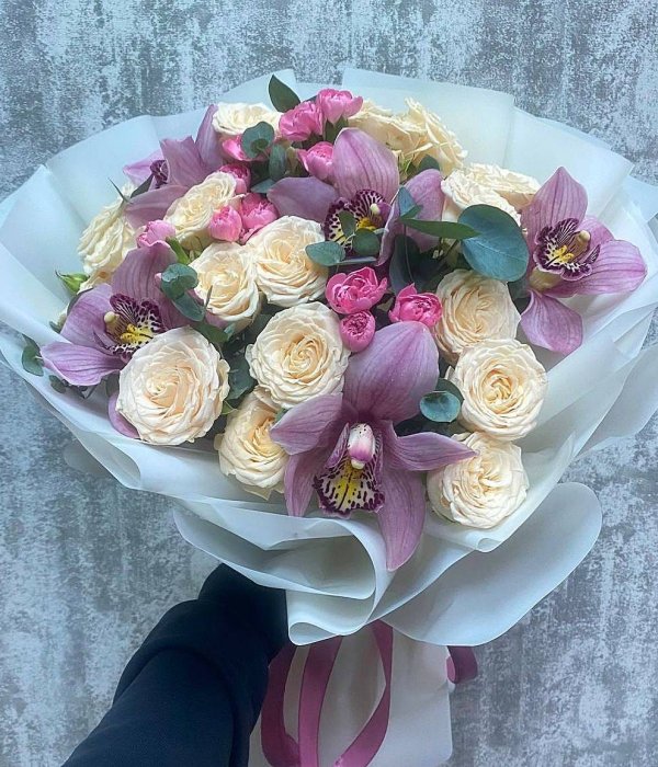 Микс-букет с орхидеями, кустовой розой Софи, кустовой гвоздикой и эвкалиптом #4520