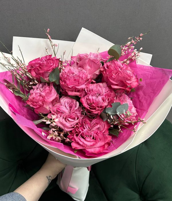 Букет из 9 эквадорских роз Кантри Блюз и генистры #4163