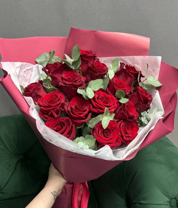 Букет из 15 красных эквадорских роз с эвкалиптом  50 см #3574