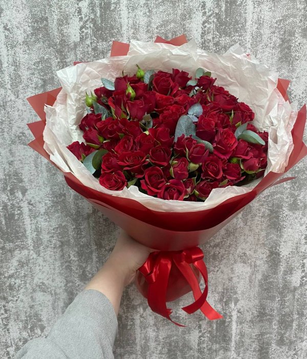 Букет из 29 кустовых роз Мирабель с эвкалиптом #4516