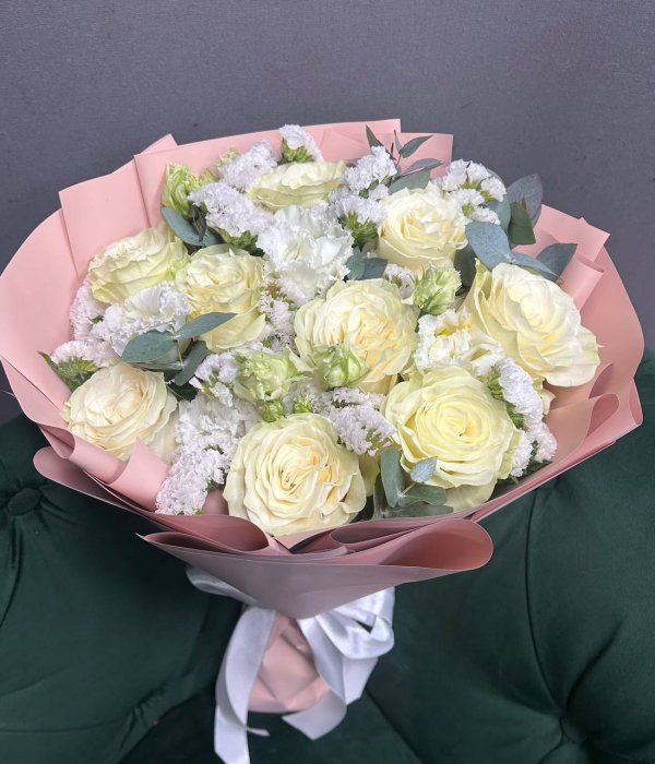 Букет из 9 Эквадорских роз , эустомы и статицы #4554