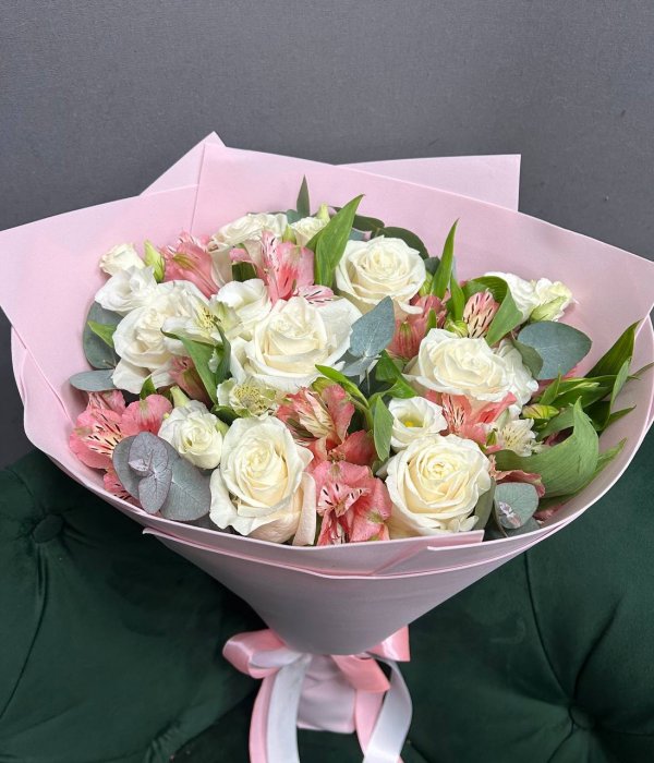 Микс из белых роз , альстромерий и эустом #4557