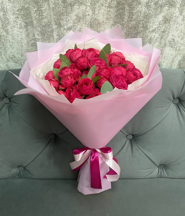 Букет из 9 пионовидных роз Голландец  с эвкалиптом (40 см) #4018