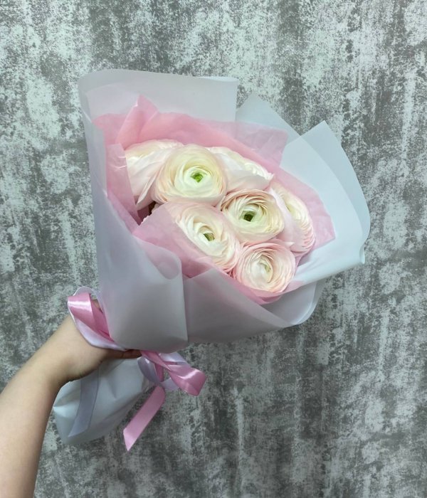 Букет из 7 нежных ранункулюсов* #4570