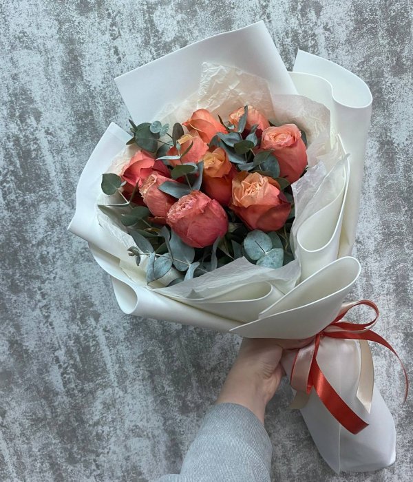 Микс-букет с 9 розами кахала и эвкалиптом #4583