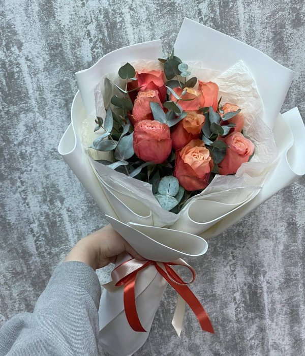 Микс-букет с 9 розами Кахала и эвкалиптом* #4583